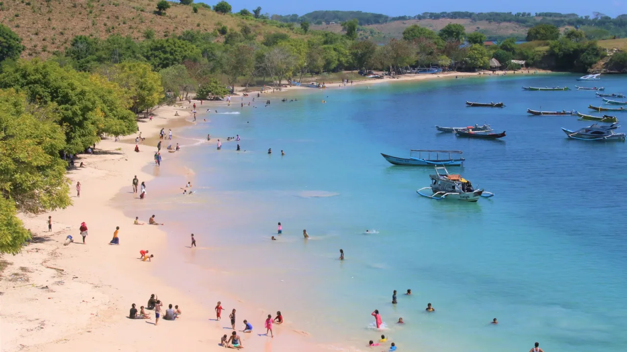 Pink Beach Rak The Magic of Pink Beach: Your Guide to Lombok’s Unique Gem